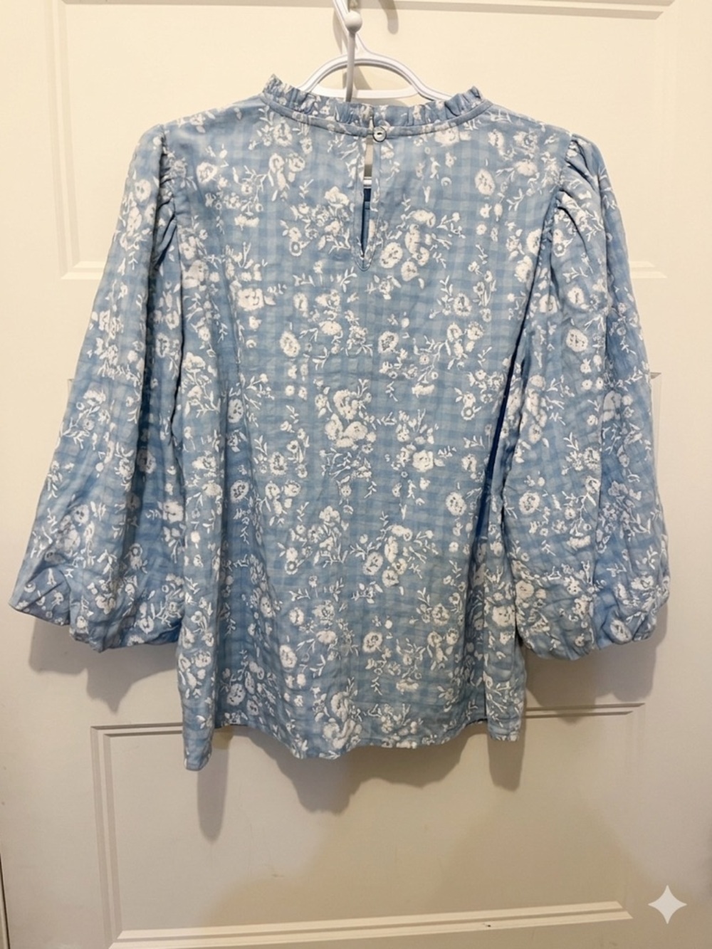 Light Blue Floral Puff-Sleeve Blouse with Crew Neck - Picture 3 of 4